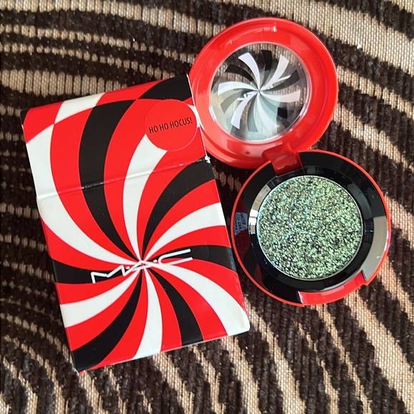 ⚡️🍦Mac Ho Ho Hocus! Duochrome Eyeshadow - Picture 2 of 9